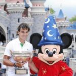 Nadal, junto a Mickey Mouse, en Eurodisney, cerca de París