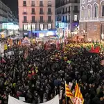  Los funcionarios llenan la plaza Sant Jaume para frenar los recortes salariales que prepara el Govern