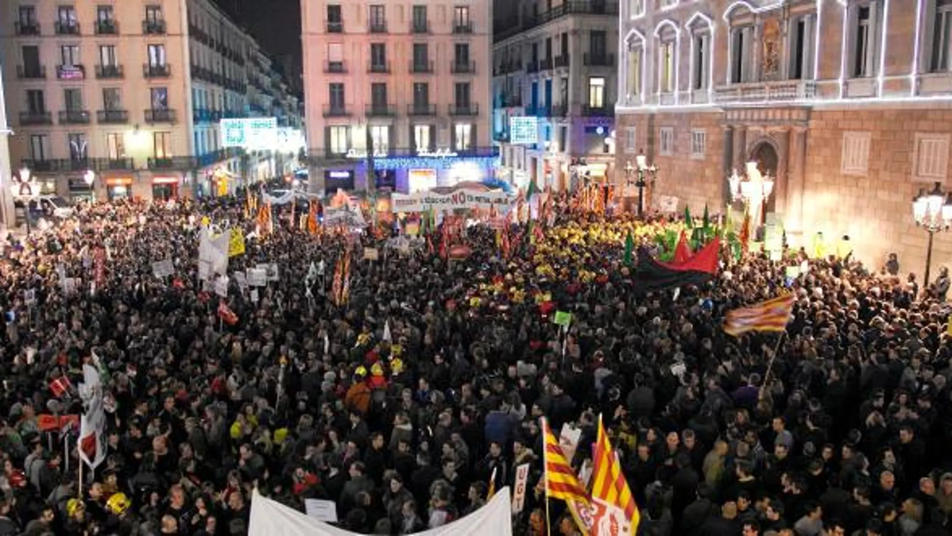 Miles de empleados públicos protestaron ayer a las puertas de la Generalitat