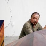 El artista en su estudio de Beijing. Su esposa (a la izda.) no tiene noticias de él desde hace cuatro días