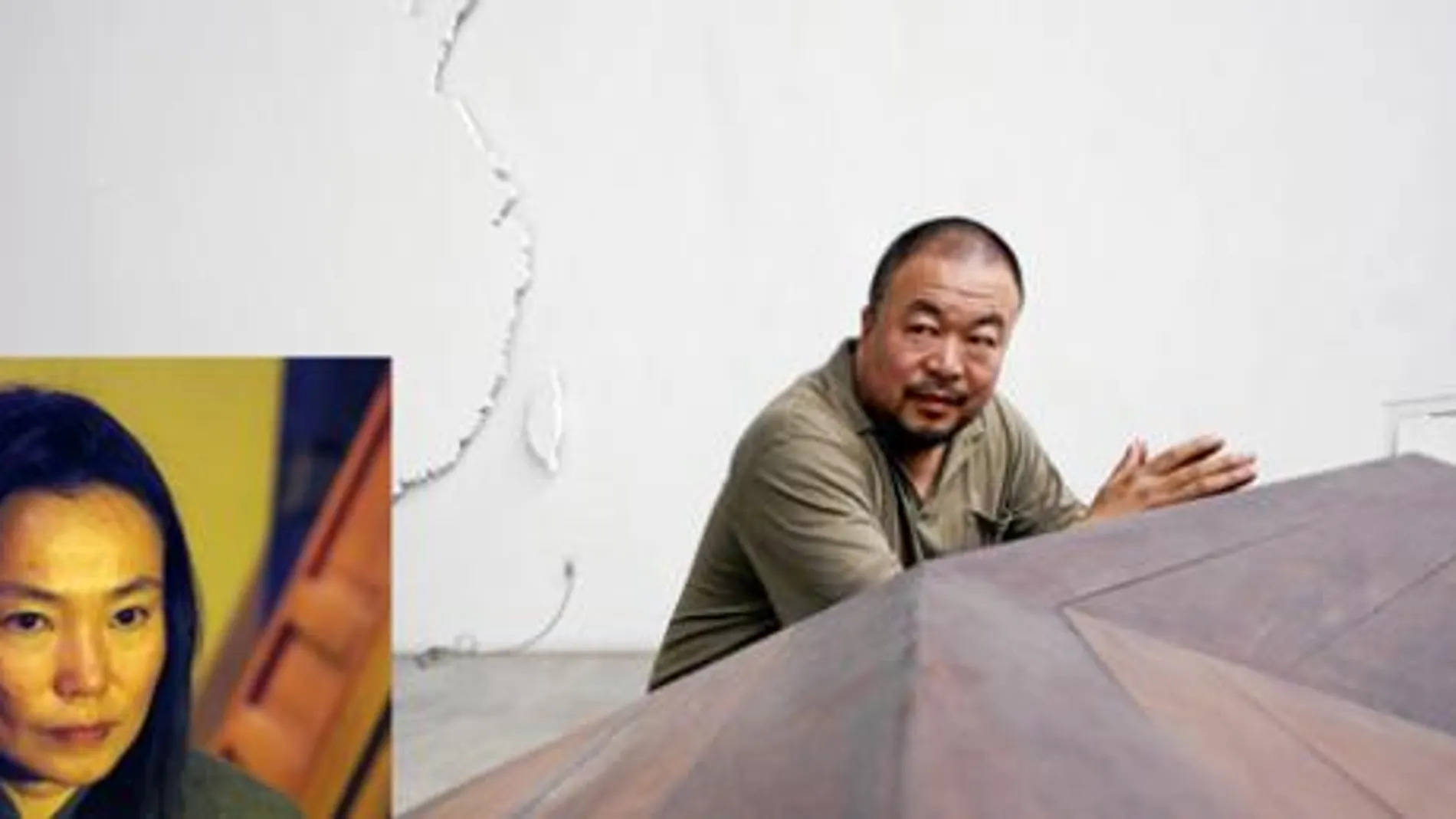 El artista en su estudio de Beijing. Su esposa (a la izda.) no tiene noticias de él desde hace cuatro días
