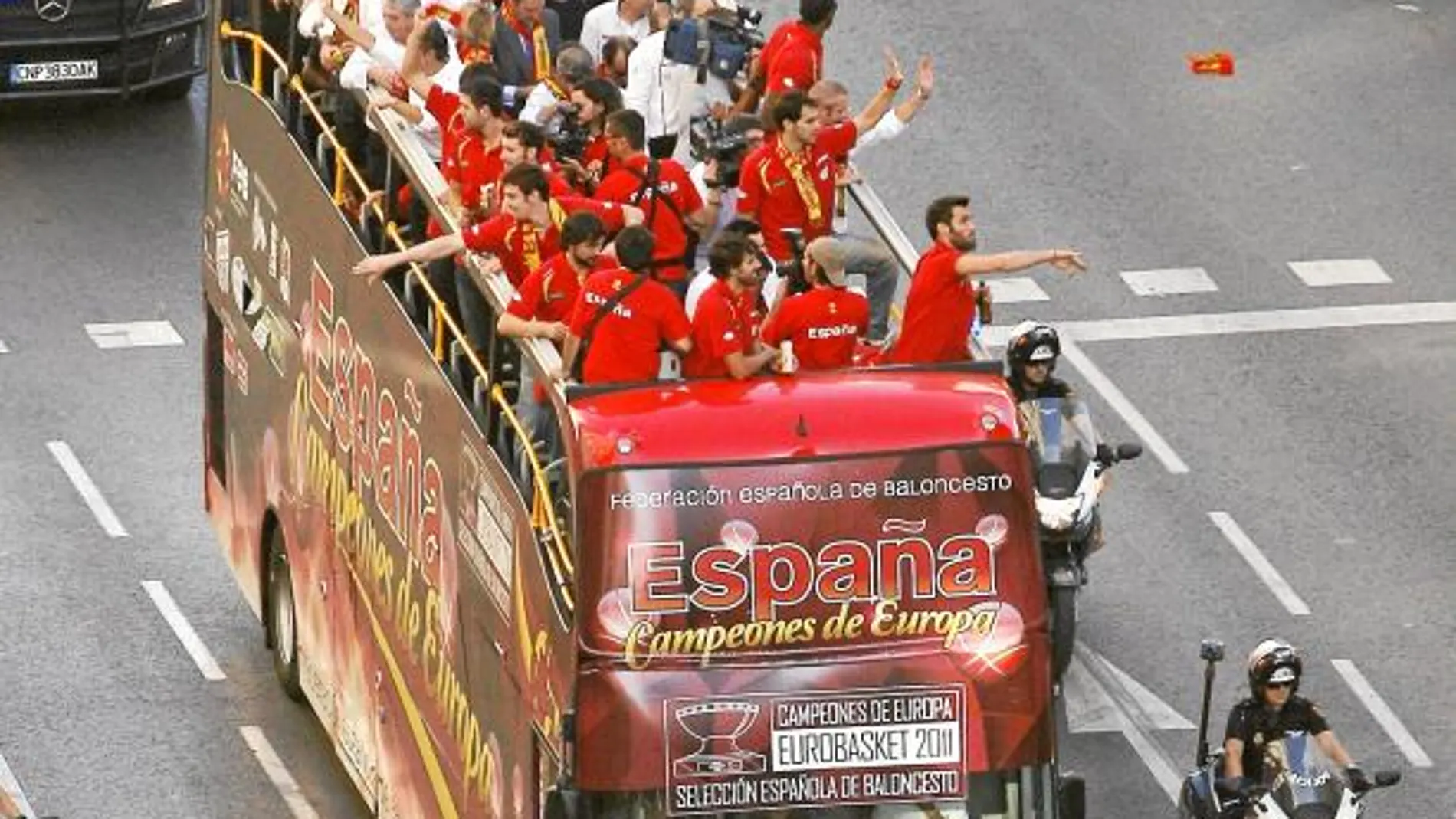 Después del almuerzo en el Txistu los jugadores se subieron a un autobús que los llevó hasta la plaza de Callao.