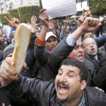Manifestantes contra el antiguo régimen en la capital tunecina