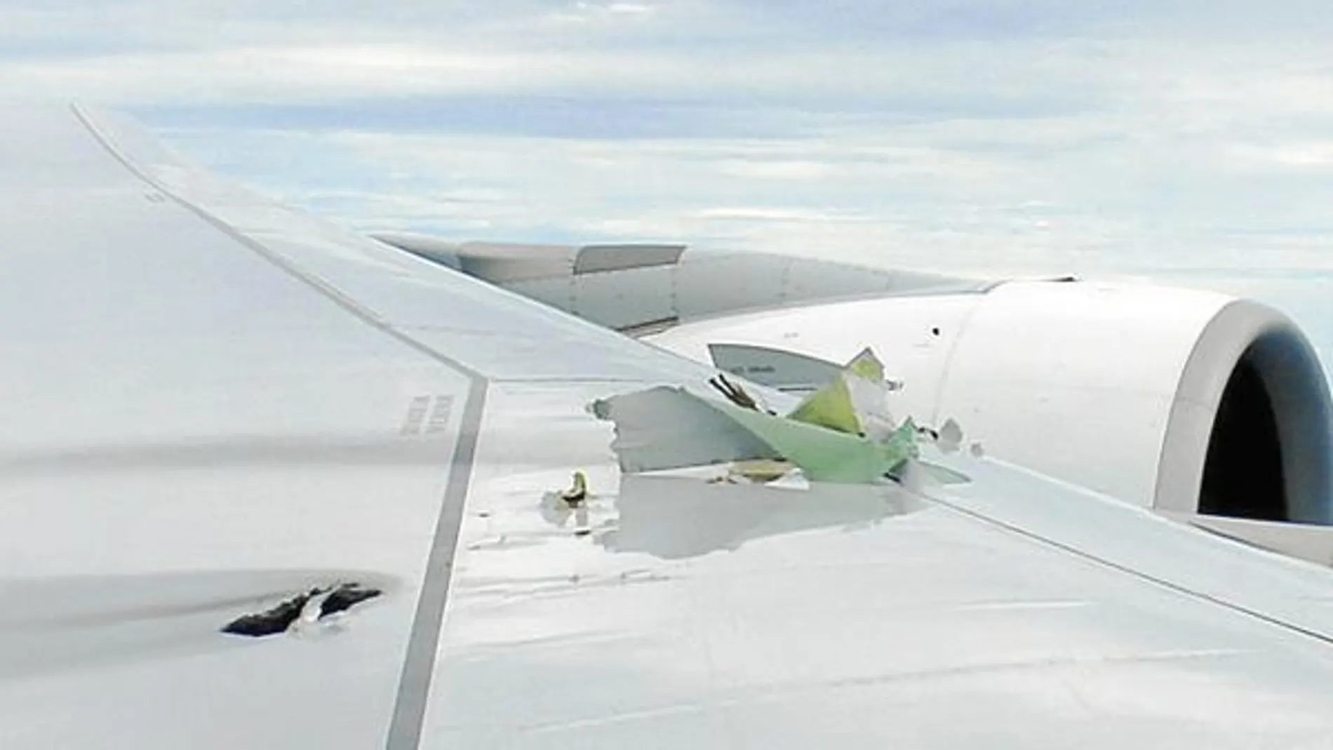 Fotografía de la dañada ala izquierda del A380 en vuelo, tomada ayer por un pasajero
