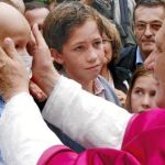 Benedicto XVI bendice a Victor, un niño con cáncer, en la Jornada de la Juventud de Colonia. El niño se curó cuatro meses después.