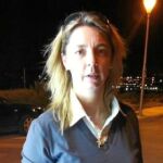 Amelia Altares, concejal del PP en Carabaña, se interpuso entre la mujer del alcalde –el socialista Mariano Arévalo– y su compañera portavoz de grupo y resultó con un esguince de falange.