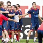 Domínguez se ríe, mientras Torres, Iniesta, Pedro, Xavi, Javi Martínez y Cazorla hacen un ejercicio