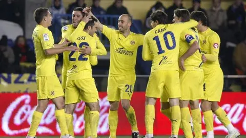 El delantero italiano del Villarreal CF Giuseppe Rossi (3i) celebra su segundo gol ante la Real Sociedad junto a sus compañeros Bruno Soriano (2i), Borja Valero (c), Rubén Gracia "Cani"(3d) y los argentinos Marco Rubén (i) Gonzalo Rodríguez (2d) y Mateo