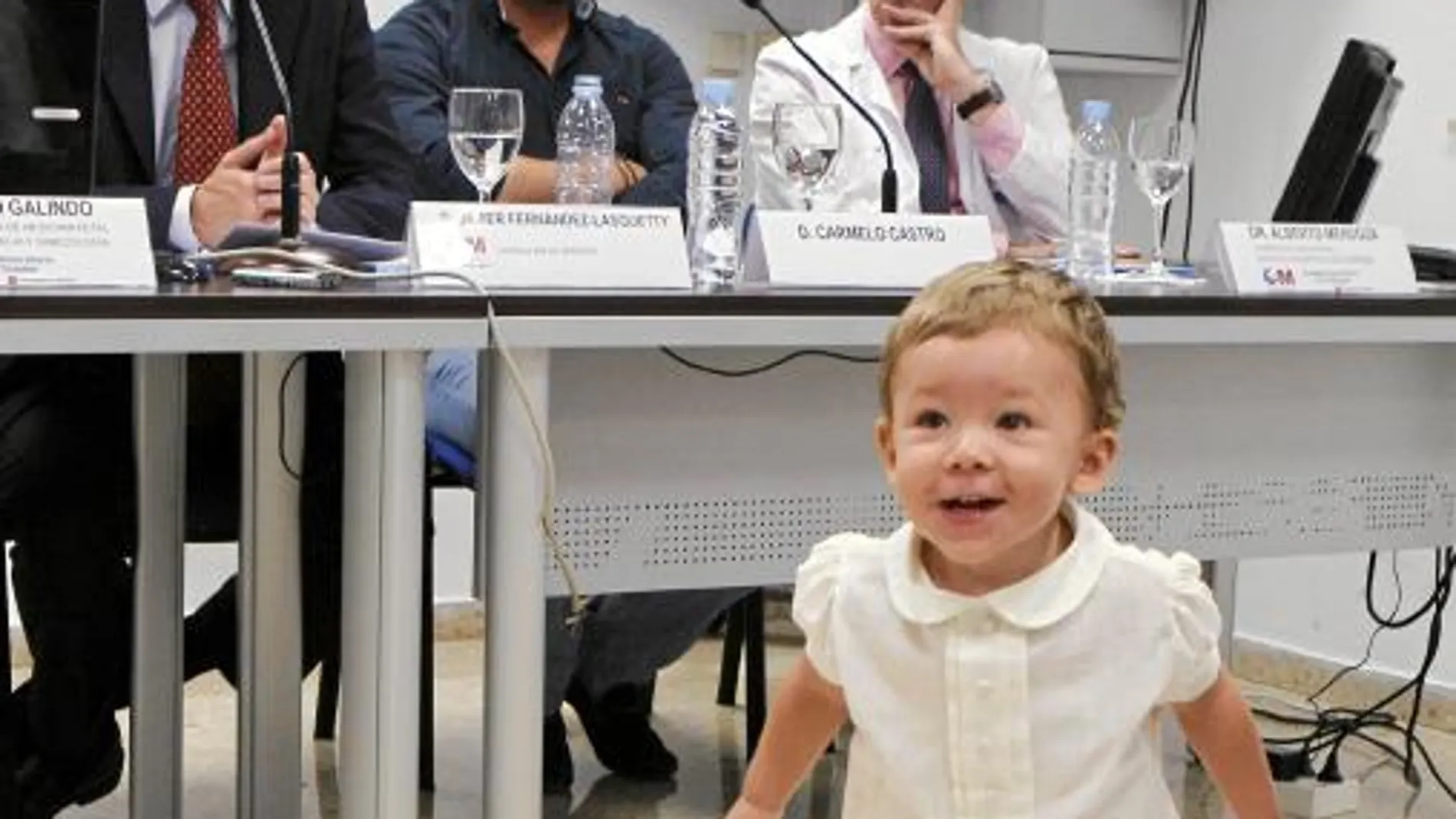 Carmelo, de dos años, interrumpió la explicación de los médicos sobre la técnica que hizo posible su nacimiento y arrancó numerosas sonrisas