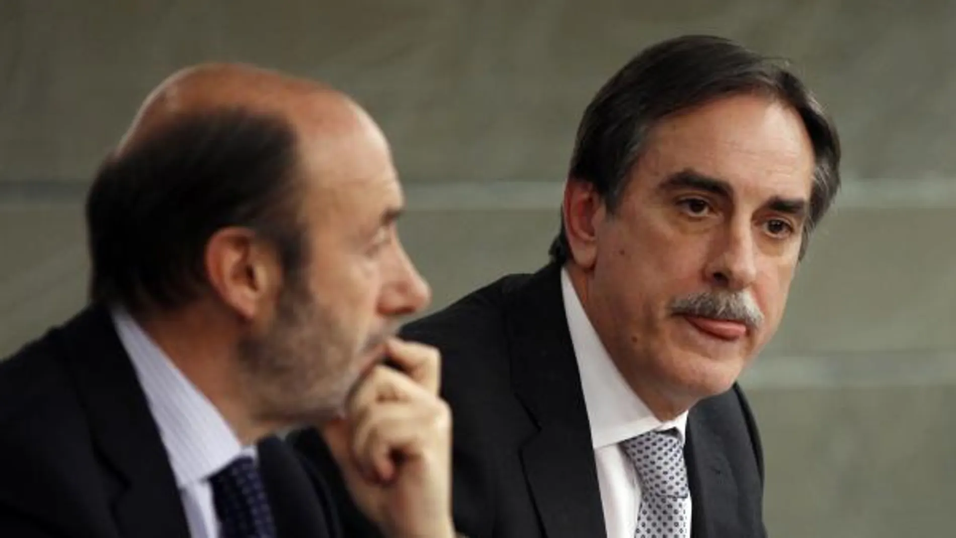 El vicepresidente primero del Gobierno, Alfredo Pérez Rubalcaba y el titular de Trabajo e Inmigración, Valeriano Gómez