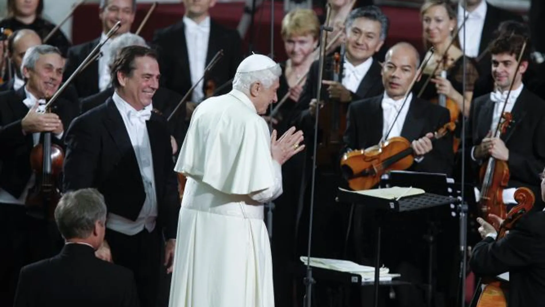 El papa Benedicto XVI, acompañado del maestro chileno Maximiano Valdés (i), saluda a los musicos de la Orquesta Sinfonica del Principado de Asturias (OSPA) tras finalizar el concierto