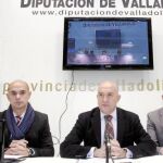 El presidente de la Diputación de Valladolid avanzó ayer en Intur que Peñafiel tendrá un nuevo hotel de cinco estrellas. En la imagen, Jesús Julio Carnero junto al concejal peñafielense, Samuel Cabrero, entre otros