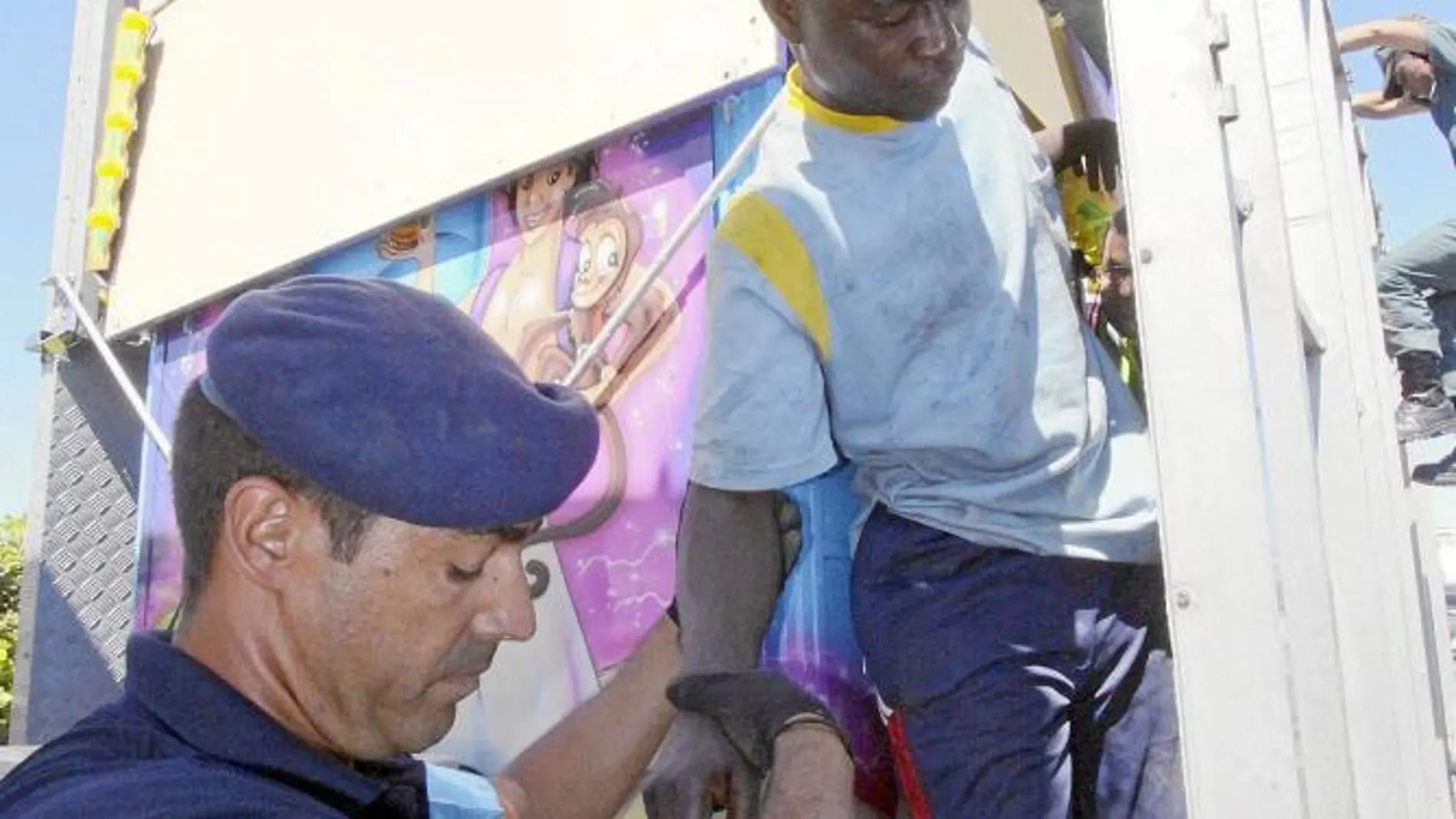 Los inmigrantes intentan entrar en España de todas las formas posibles, incluso en atracciones de feria como la de la imagen