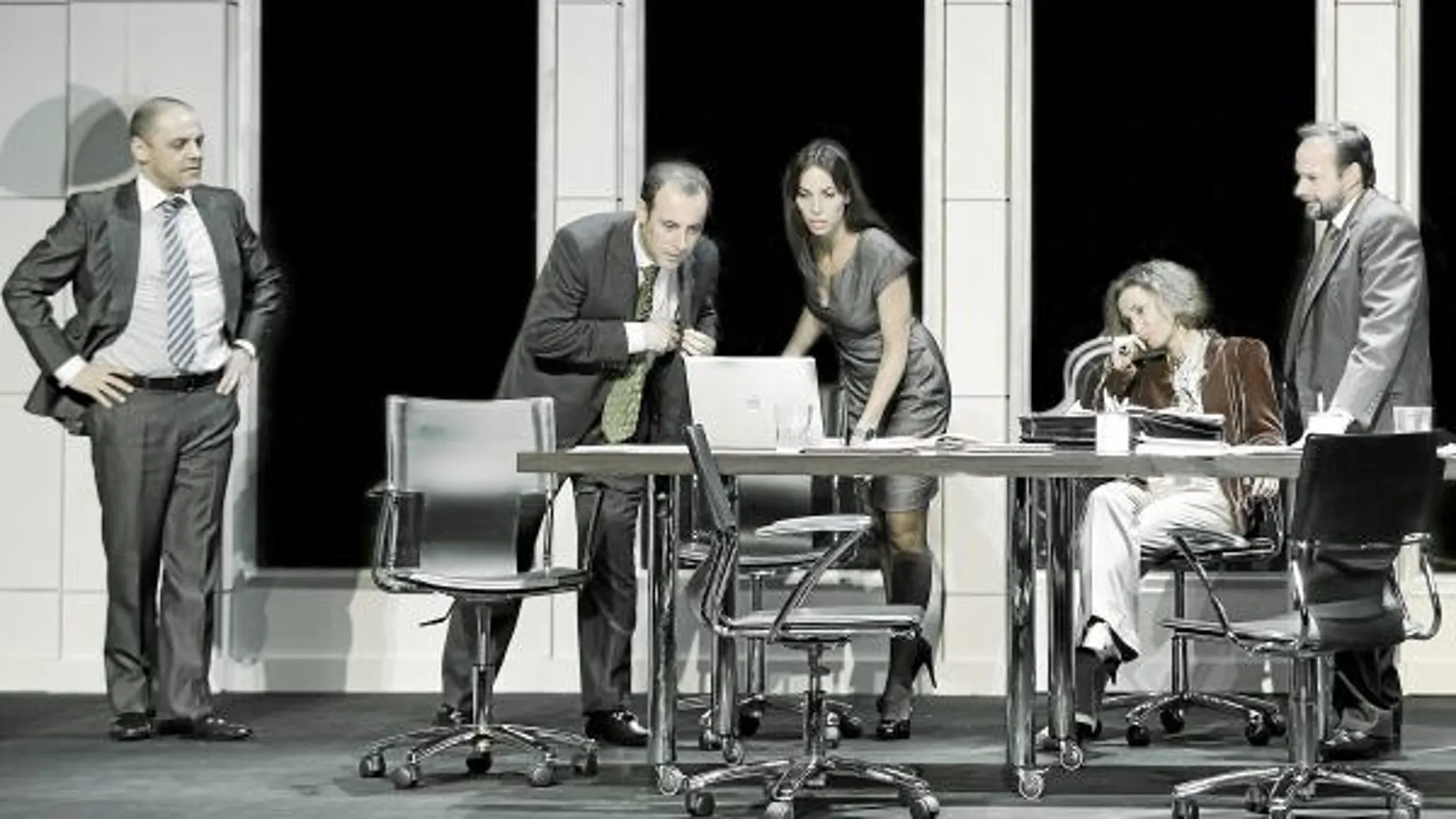 Óscar Sánchez Zafra, Antonio Molero, Nerea Garmendia, Sonia Almarcha y Fernando Cayo, en una escena de la obra