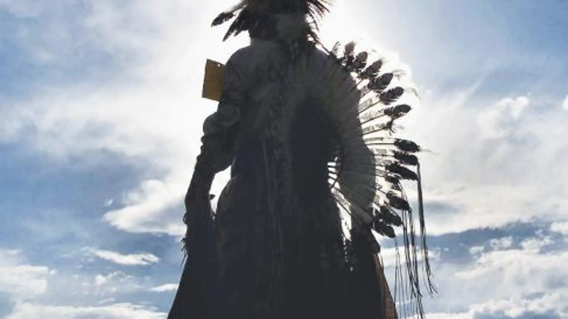 Un indio, en un atardecer en una reserva india en Estados Unidos