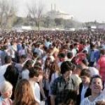 Más de 6.000 personas se congregaron en el macrobotellón del día 25