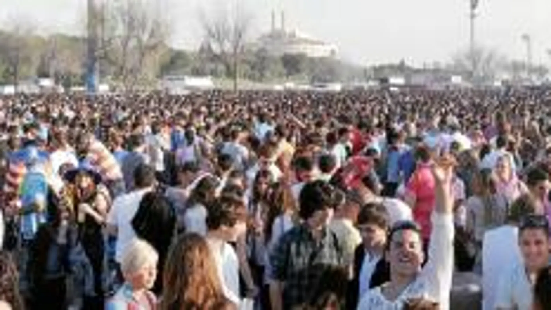Más de 6.000 personas se congregaron en el macrobotellón del día 25