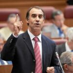 El consejero César Antón se dirige a la bancada socialista en su defensa de la nueva Ley de Servicios Sociales