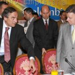 El presidente de la CEOE, Juan Rosell, ayer junto al presidente de Colombia, Juan Manuel Santos, en un acto organizado por la patronal