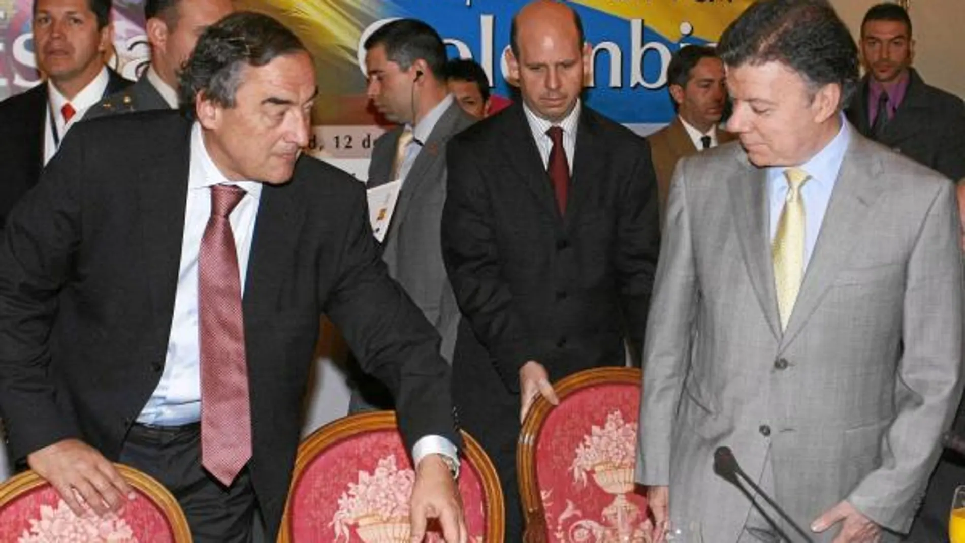 El presidente de la CEOE, Juan Rosell, ayer junto al presidente de Colombia, Juan Manuel Santos, en un acto organizado por la patronal