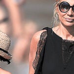 Marta Sánchez camina junto a su hija Paula en una playa de Ibiza