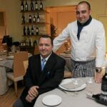 Eladio Freire y el chef Óscar Calvo, en uno de los salones del local de Chamartín