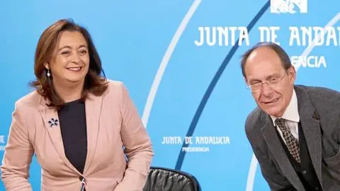 Mar Moreno y José Juan Díaz Trillo, ayer, en Sevilla, tras el Consejo de Gobierno