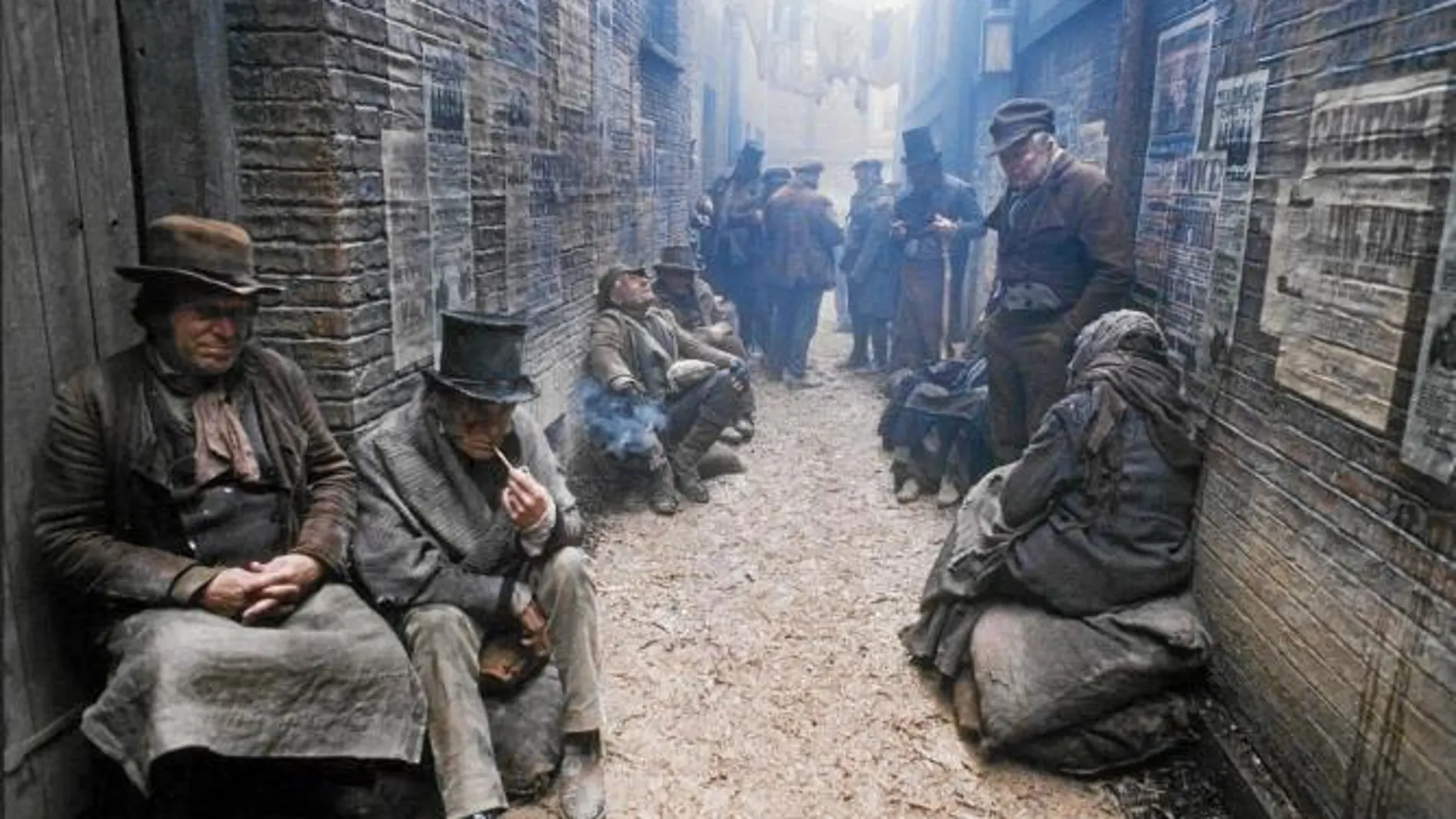 Recreación de las calles de Londres que hizo Roman Polanski para la adaptación de «Oliver Twist». Debajo, Dickens