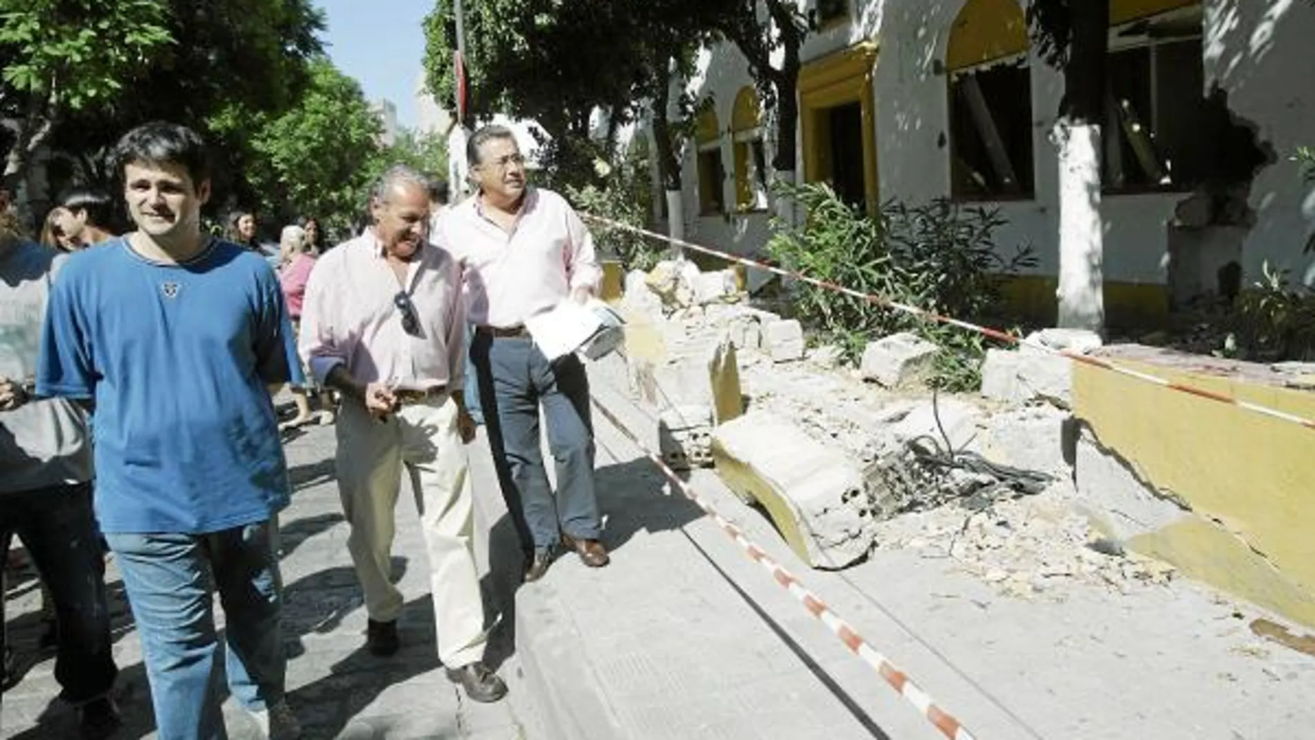 El candidato del PP a la Alcaldía, durante su visita al edificio abandonado