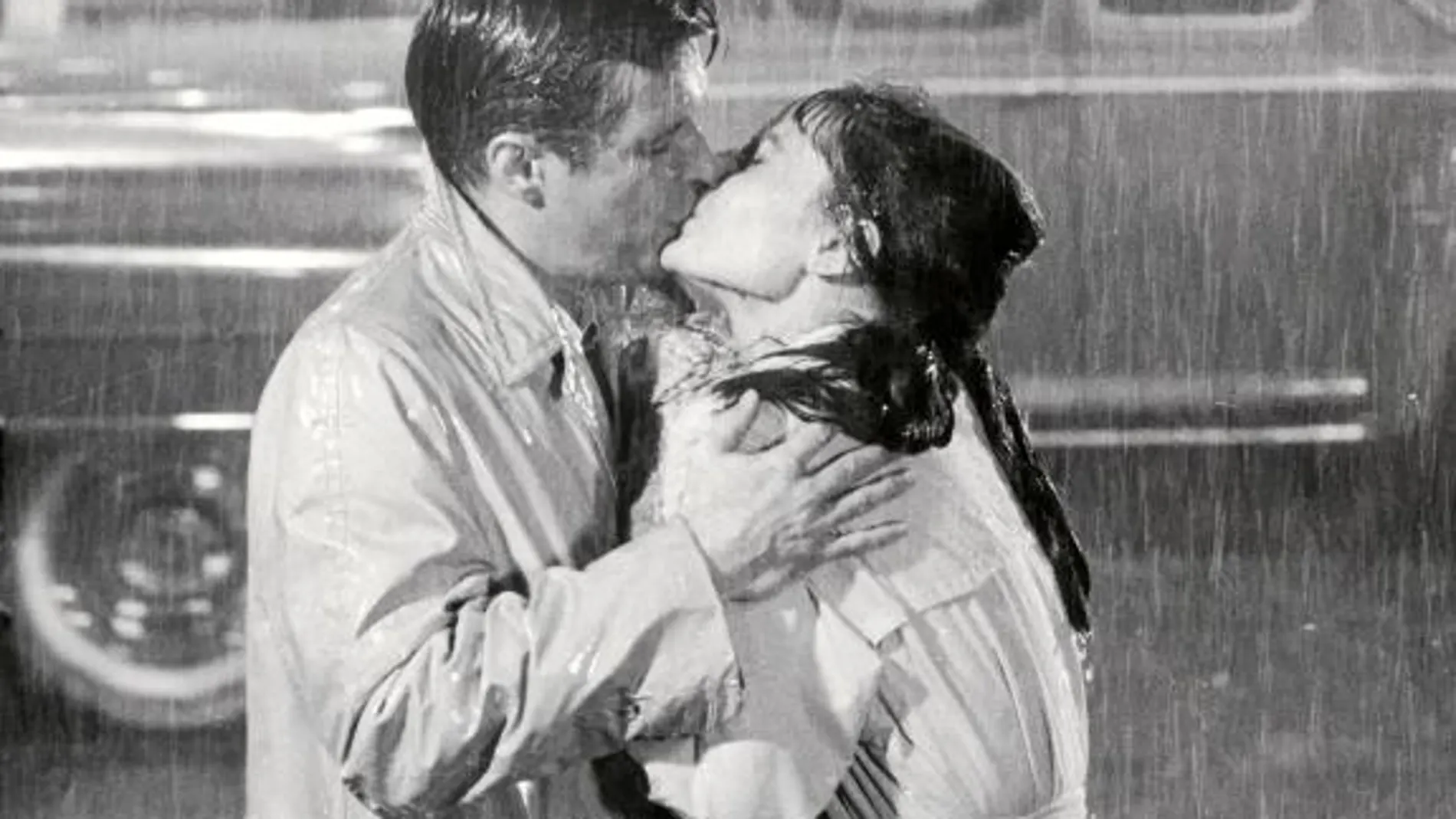 George Peppard y Audrey Hepburn en la escena final de «Desayuno con diamantes». A la derecha, Alain Badiou