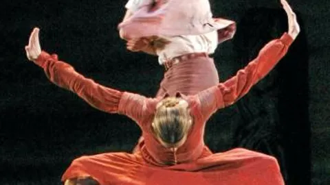 Dos bailarines de la CND, en la pieza «Remansos»
