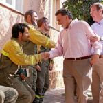 El consejero de Fomento y Medio Ambiente, Antonio Silván, y el delegado del Gobierno, Miguel Alejo, saludan a los hombres del operativo de Tabuyo del Monte