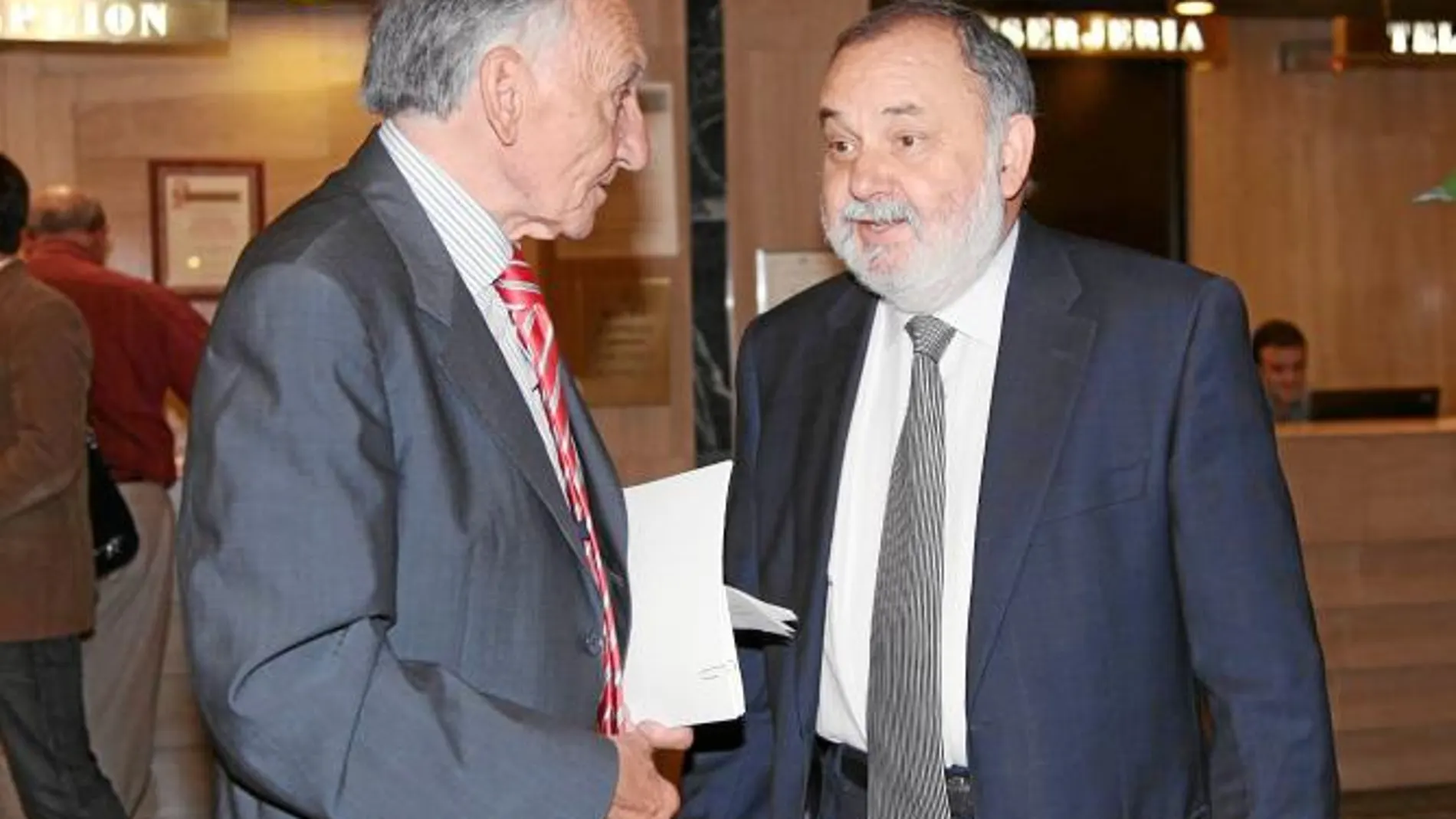 El creador del Foro de debate «Nuevo Siglo, Jesús Manuel Rebolleda, dialoga con Ángel Juanes, antes de inaugurar la asociación