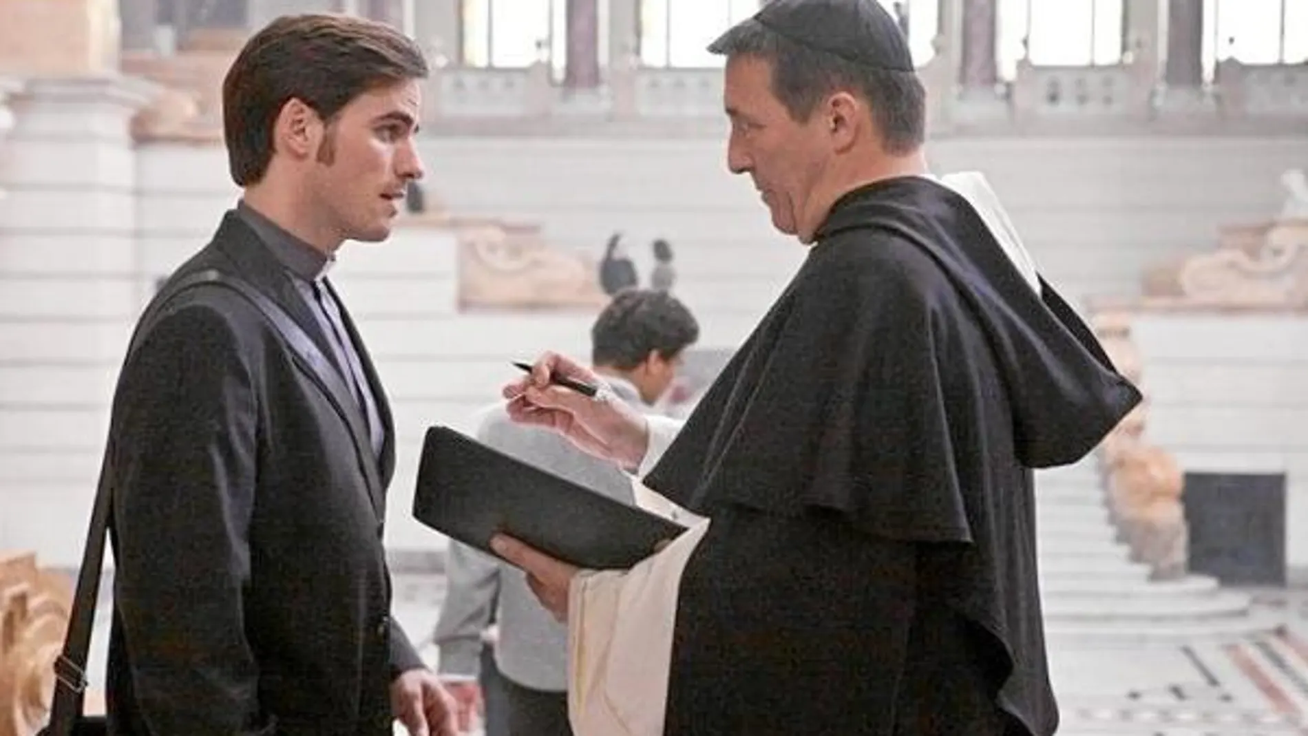 Escena de «El rito» en la que un joven escéptico (O'Donoghue, a la izquierda) acude a un curso de exorcismos