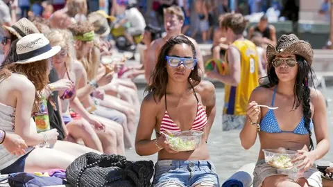 A millares. Los fibers comienzan a inundar el recinto del festival. Este año, se espera superar los 125.000 de 2010
