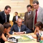Fabra se compromete a acabar con las aulas provisionales y a fomentar un modelo plurilingüe