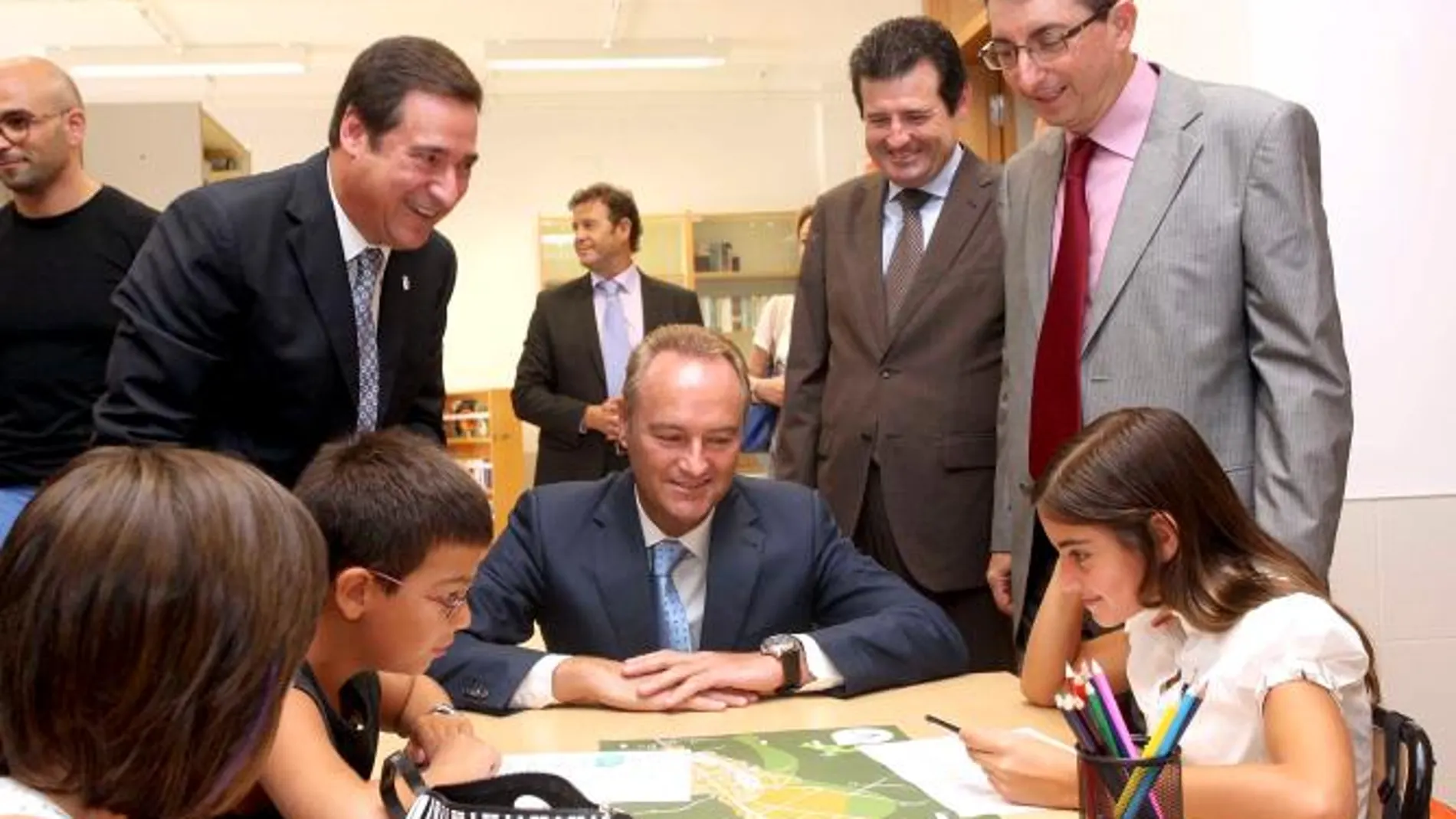 Fabra se compromete a acabar con las aulas provisionales y a fomentar un modelo plurilingüe