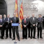 El jefe del Consell, Francisco Camps, junto a los presidentes de las Cámaras de Comercio