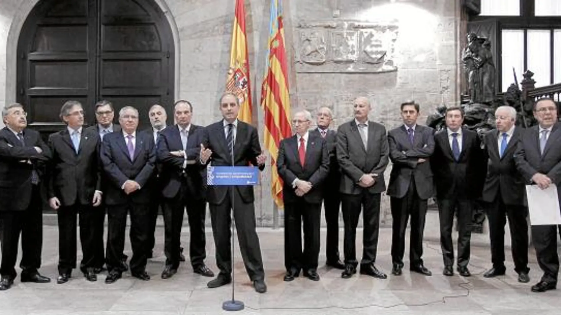 El jefe del Consell, Francisco Camps, junto a los presidentes de las Cámaras de Comercio
