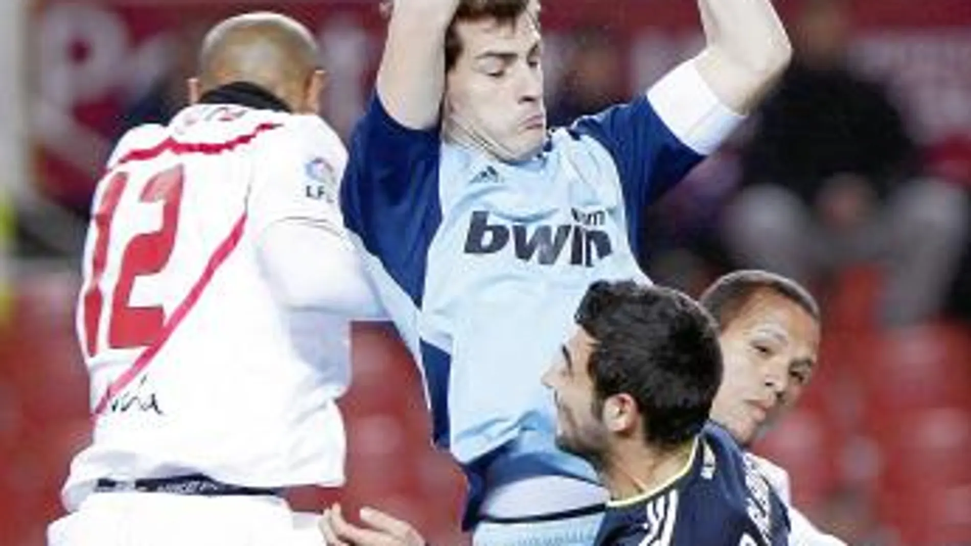 Casillas agarra una pelota por alto entre Kanouté y Luis Fabiano con Albiol vigilando