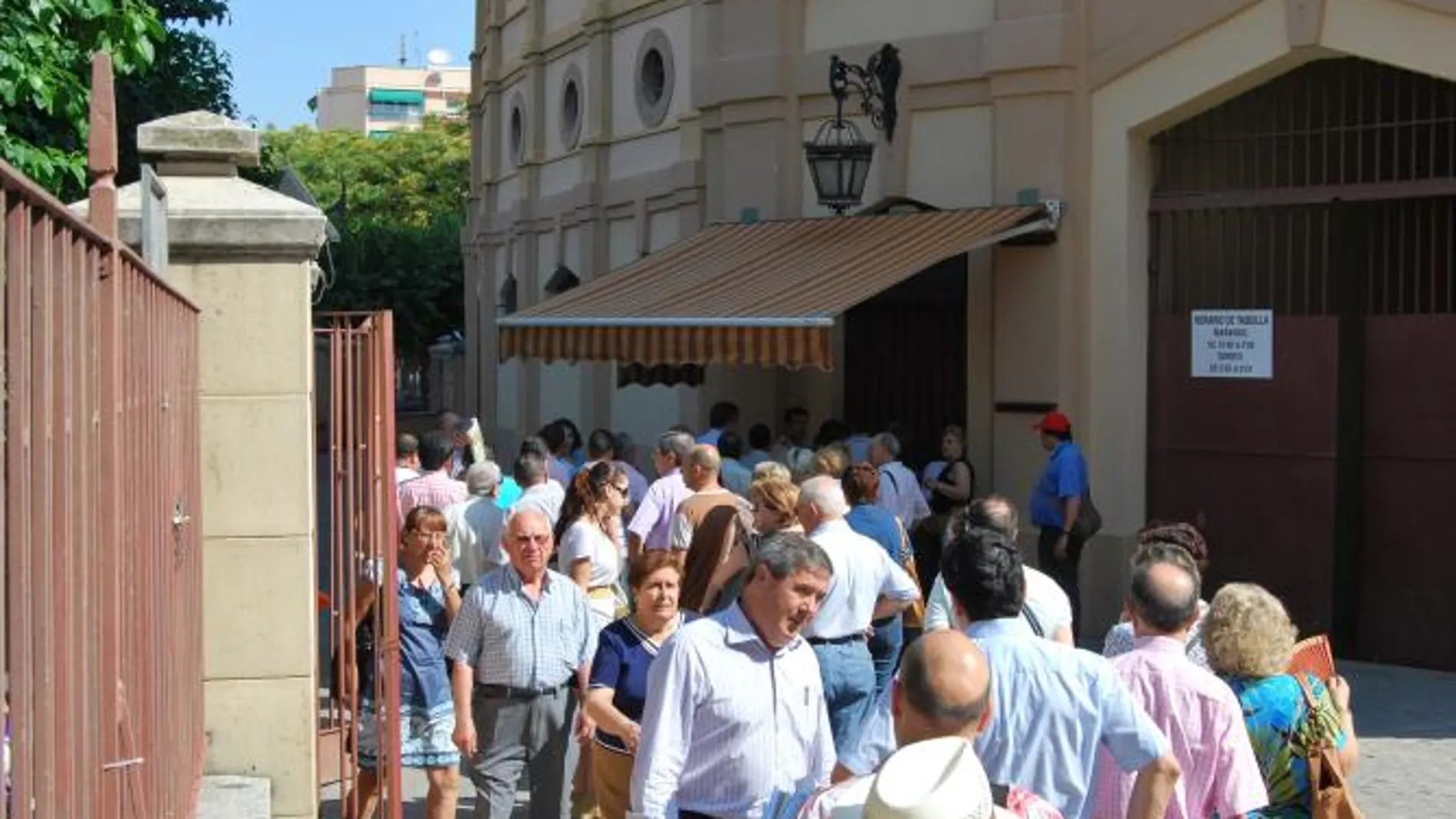 Largas colas para adquirir entradas del festival «Todos con Lorca»