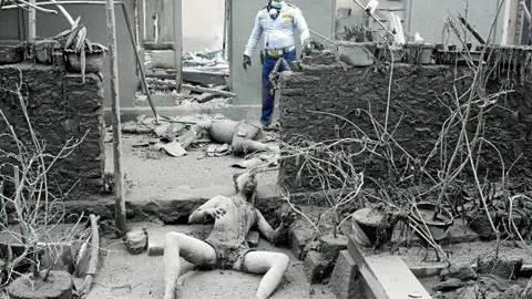 Cuerpos calcinados de las víctimas de la erupción del Merapi frente a una casa en el pueblo de Argomulyo, en Cangkringan