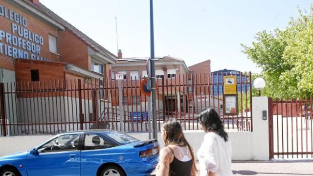 Los epidemiólogos tomaron muestras del colegio para determinar el foco del hongo