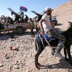 Un soldado montado en burro se prepara para el ataque a Beni Walid