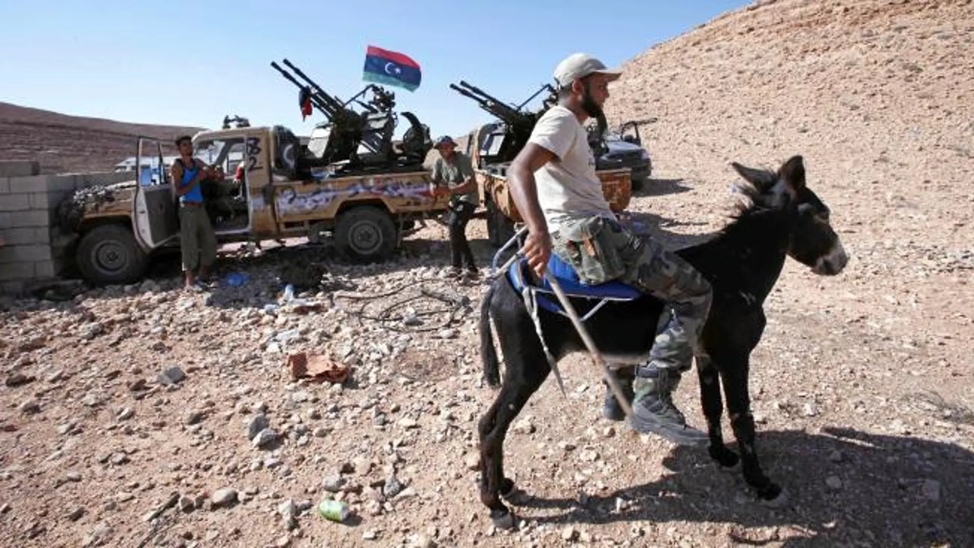 Un soldado montado en burro se prepara para el ataque a Beni Walid