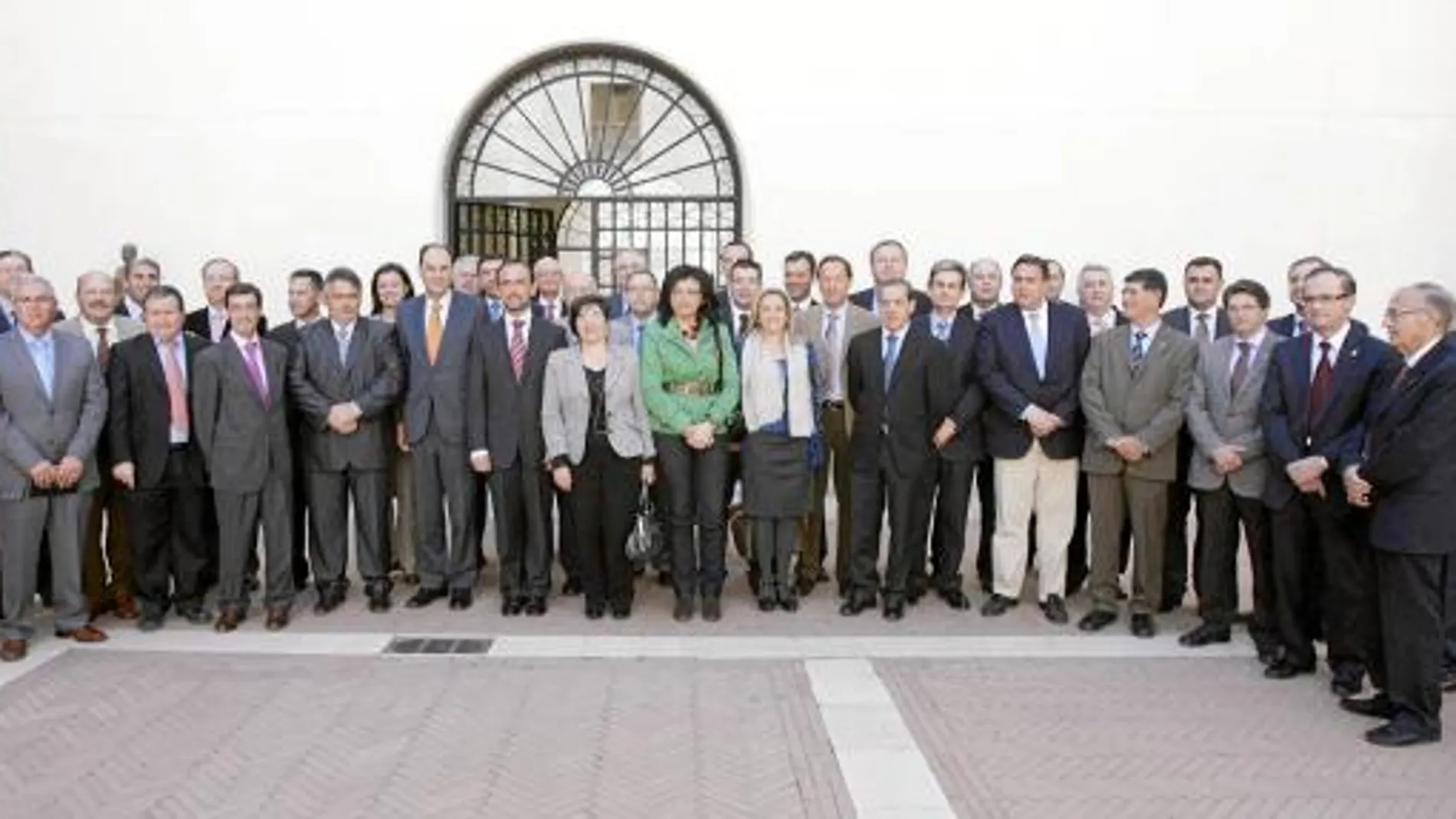Alejo Vidal-Quadras, Salvador Marín (primera fila, séptimo y octavo por la izquierda), junto a los alcaldes de todas las localidades de la Comunidad de Murcia