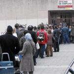 Imagen de personas haciendo cola frente a la oficina de empleo