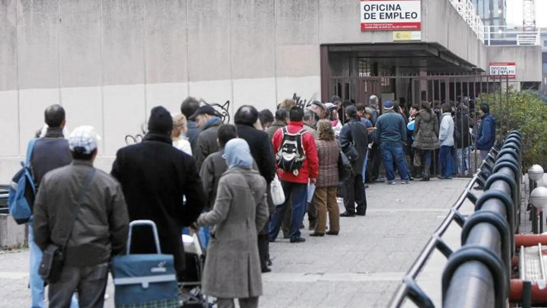 Imagen de personas haciendo cola frente a la oficina de empleo