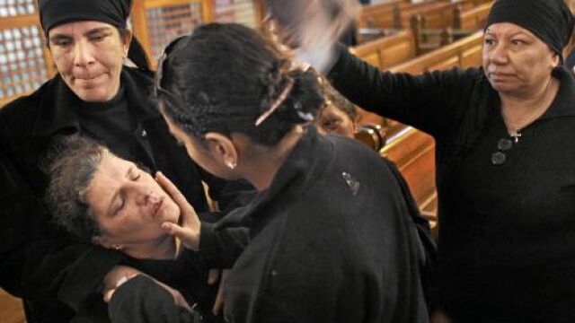 Un grupo de cristianas llora tras una misa en Alejandría por la masacre que se produjo el pasado 2 de enero