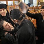 Un grupo de cristianas llora tras una misa en Alejandría por la masacre que se produjo el pasado 2 de enero